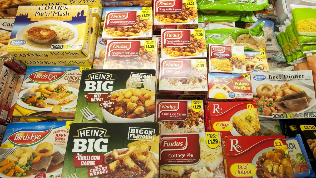 Varios platos precocinados en un supermercado. Varios platos precocinados en un supermercado.