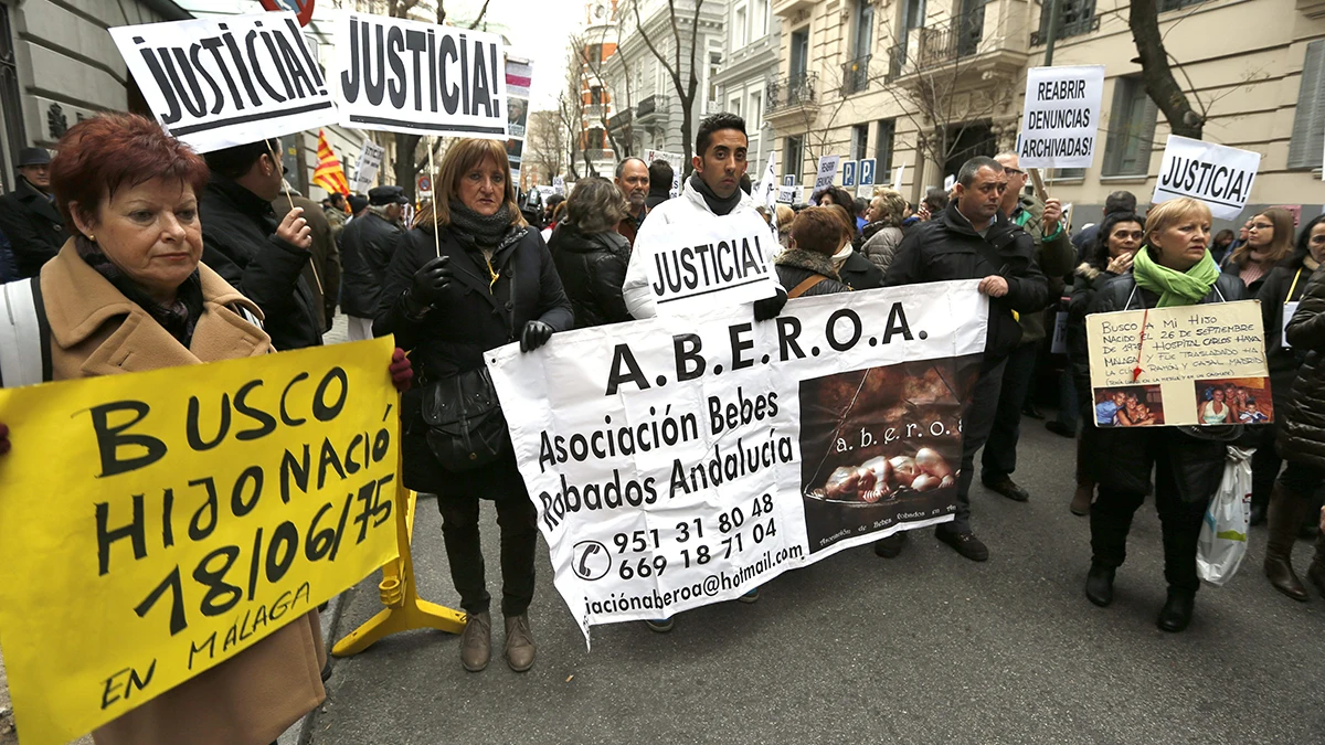 Manifestantes en la puerta de los juzgados por el caso de 'bebes robados'