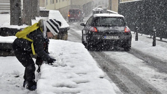 Un niño juega con la nieve en Segovia tras una fuerte nevada. Un niño juega con la nieve en Segovia tras una fuerte nevada.