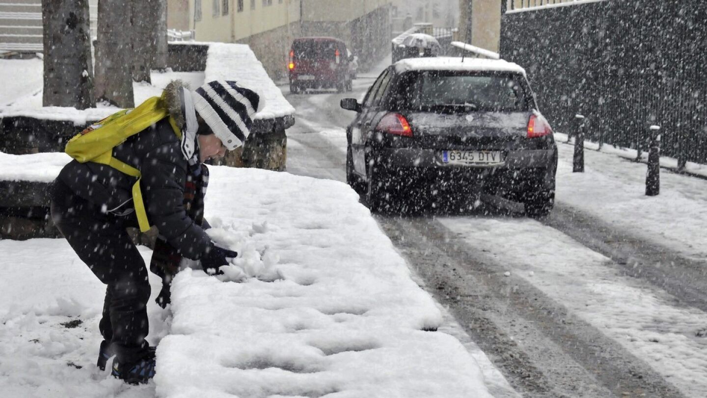 Un ni&ntilde;o juega con la nieve en Segovia tras una fuerte nevada.