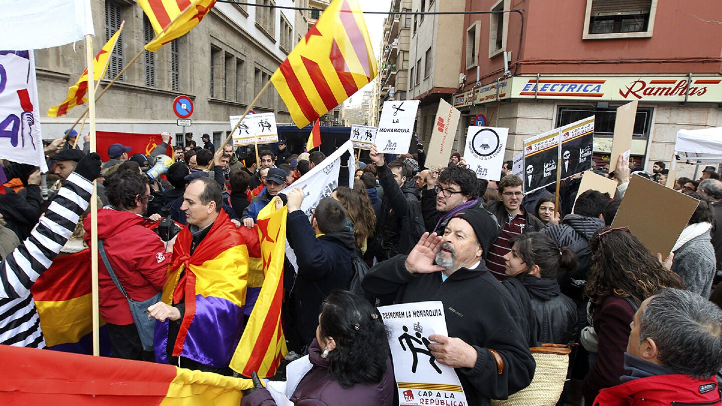 Manifestantes a la puerta de los juzgados de Palma.