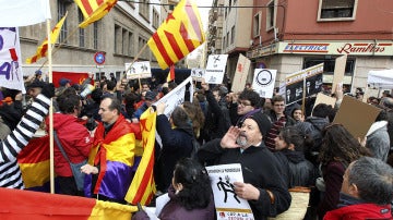 Manifestantes a la puerta de los juzgados de Palma.