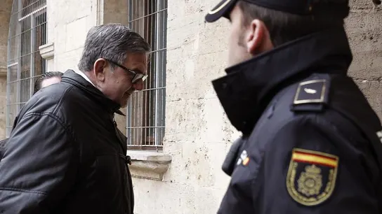 García Revenga sale del juzgado tras dos horas y media de declaración García Revenga sale del juzgado tras dos horas y media de declaración