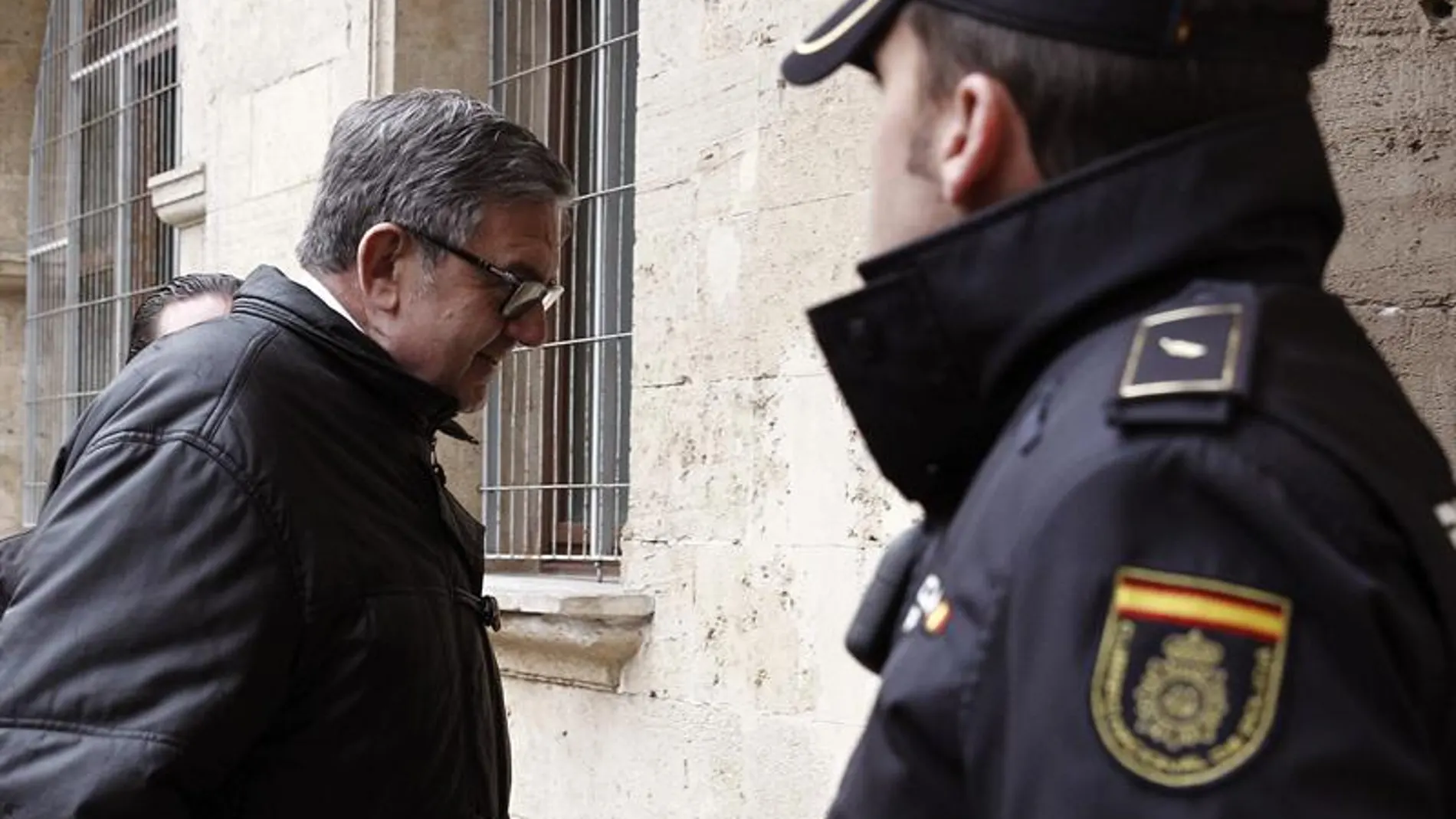 García Revenga sale del juzgado tras dos horas y media de declaración