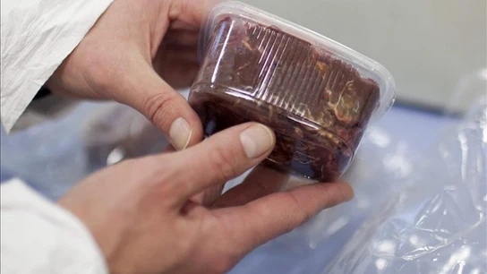 Un empleado de laboratorio realiza comprobaciones para ver la proporción de carne de caballo en una muestra Un empleado de laboratorio realiza comprobaciones para ver la proporción de carne de caballo en una muestra