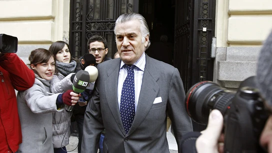 Luis Bárcenas a la salida de su casa Luis Bárcenas a la salida de su casa