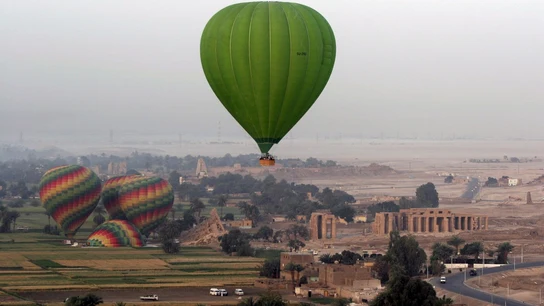 Un globo sobrevuela Luxor Un globo sobrevuela Luxor