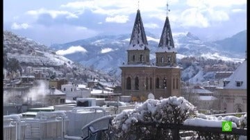 Granda, amanece nevada en el Día de Andalucía