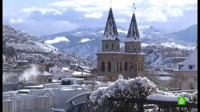 Granda, amanece nevada en el Día de Andalucía