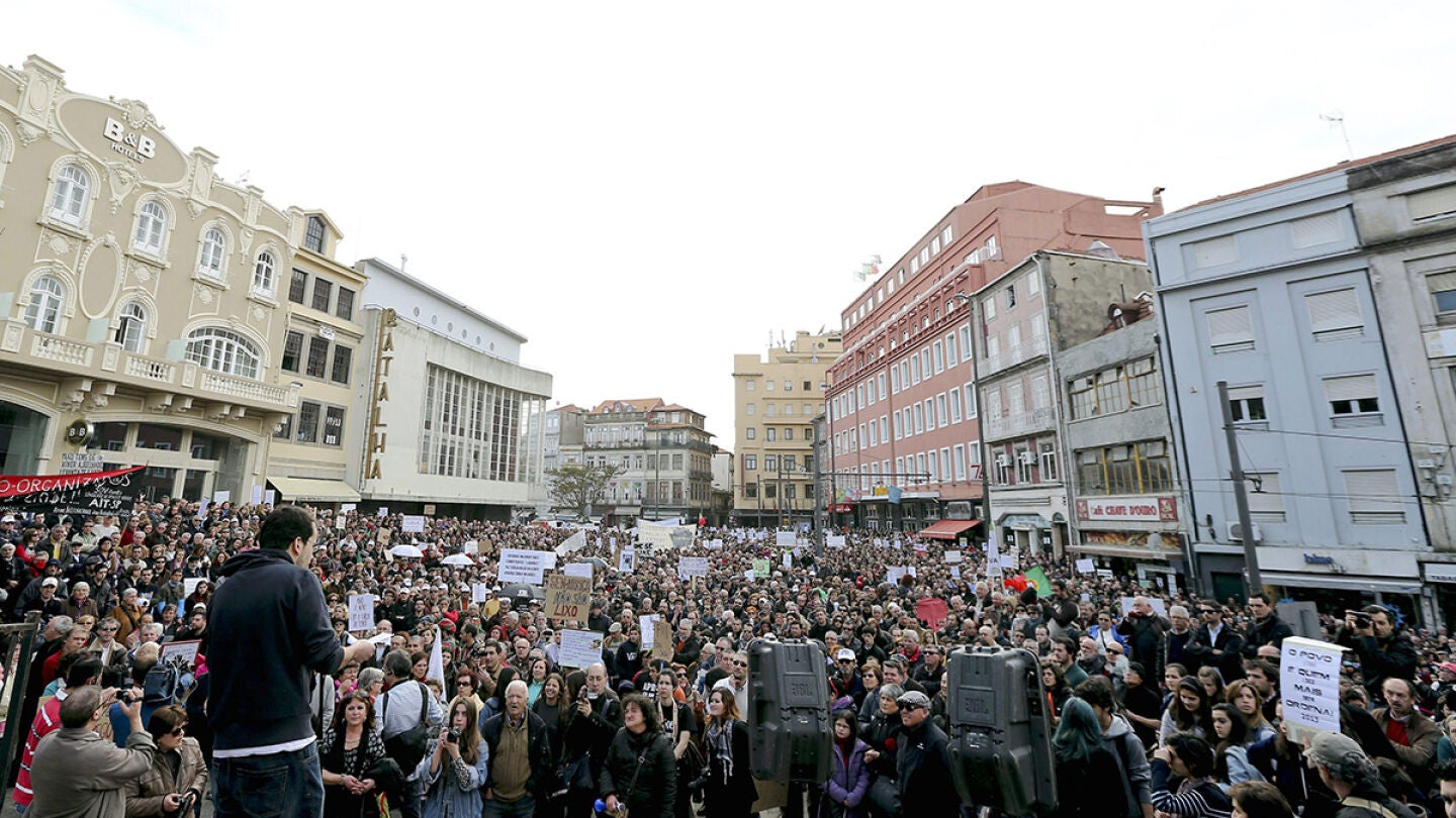 Cientos de miles de portugueses protestan contra la "troika"