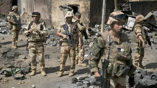 Militares franceses observan los daños causados en un mercado en Gao Militares franceses observan los daños causados en un mercado en Gao