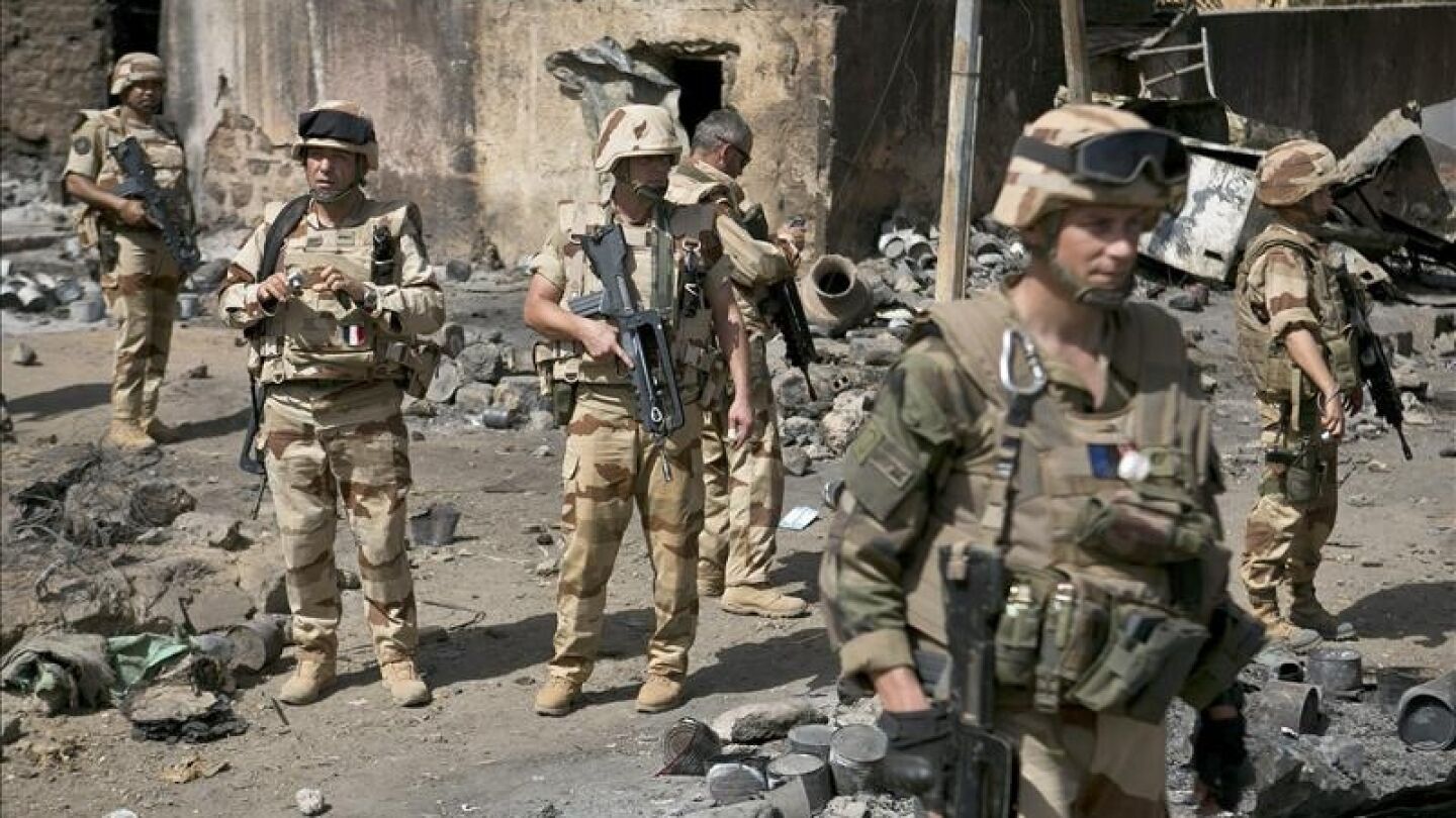 Militares franceses observan los da&ntilde;os causados en un mercado en Gao