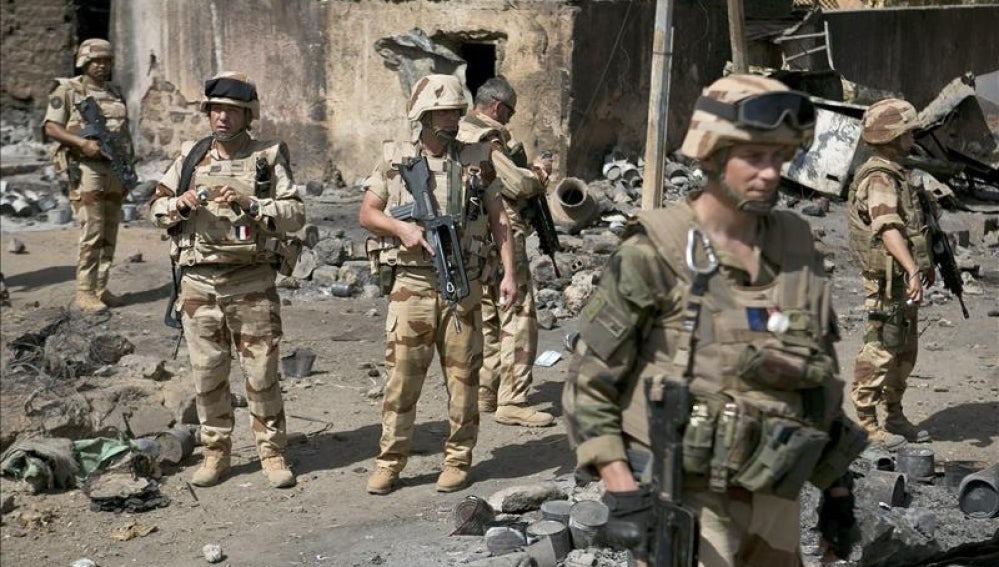 Militares franceses observan los daños causados en un mercado en Gao