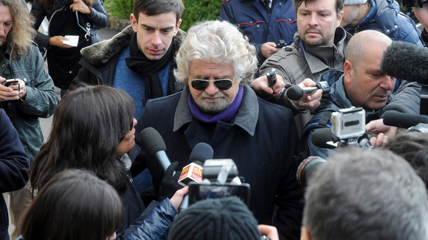 El l&iacute;der del Movimiento 5 Estrellas atiende a la prensa en G&eacute;nova.