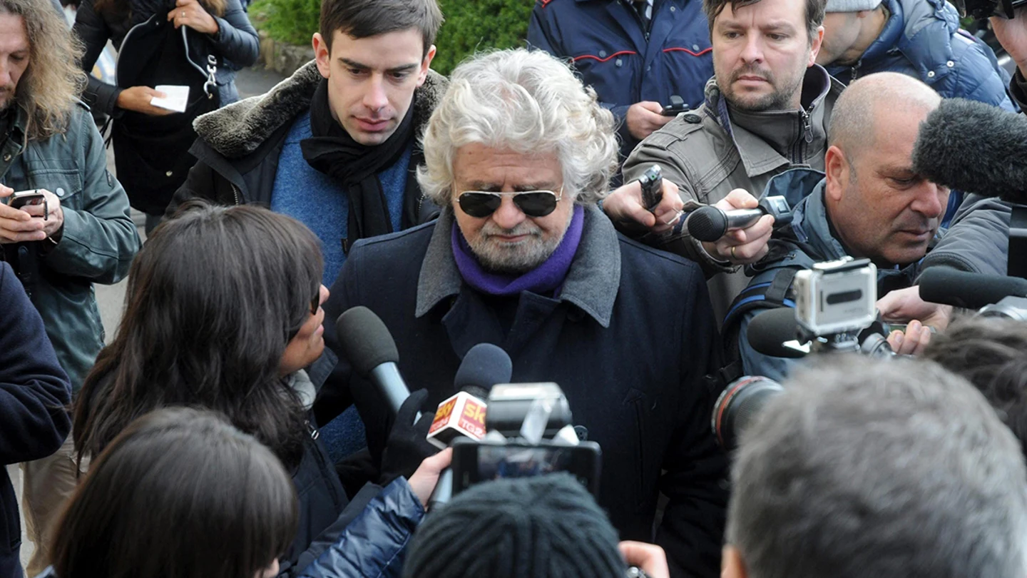 El líder del Movimiento 5 Estrellas atiende a la prensa en Génova. El líder del Movimiento 5 Estrellas atiende a la prensa en Génova.