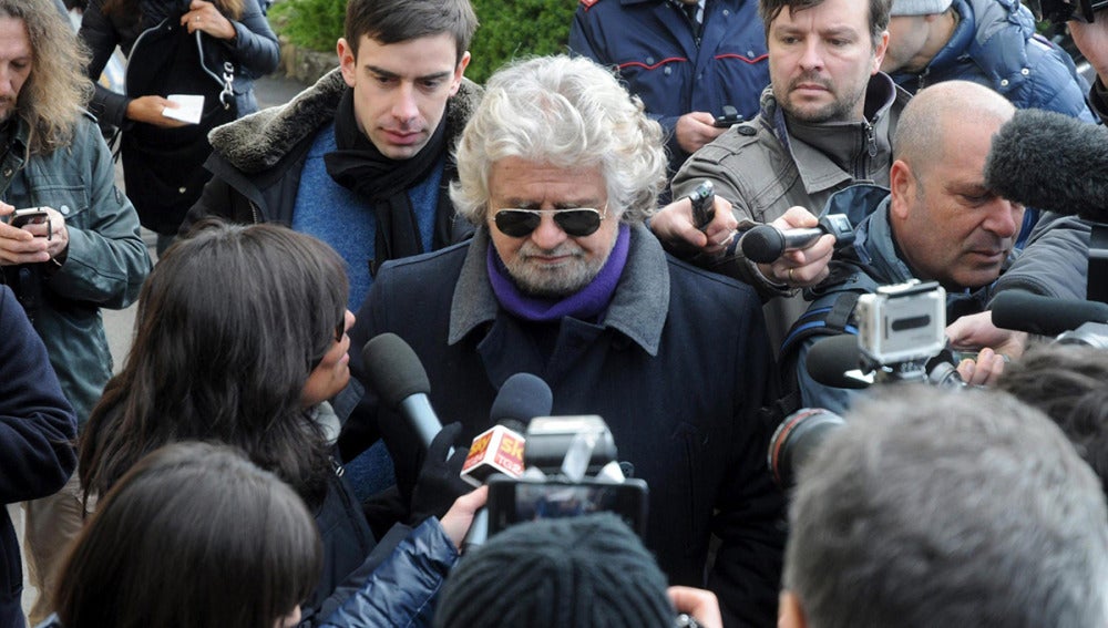 El líder del Movimiento 5 Estrellas atiende a la prensa en Génova.