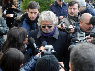 El líder del Movimiento 5 Estrellas atiende a la prensa en Génova. El líder del Movimiento 5 Estrellas atiende a la prensa en Génova.