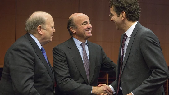 Luis de Guindos conversa con el presidente del Eurogrupo, Jeroen Dijsselbloem. Luis de Guindos conversa con el presidente del Eurogrupo, Jeroen Dijsselbloem.