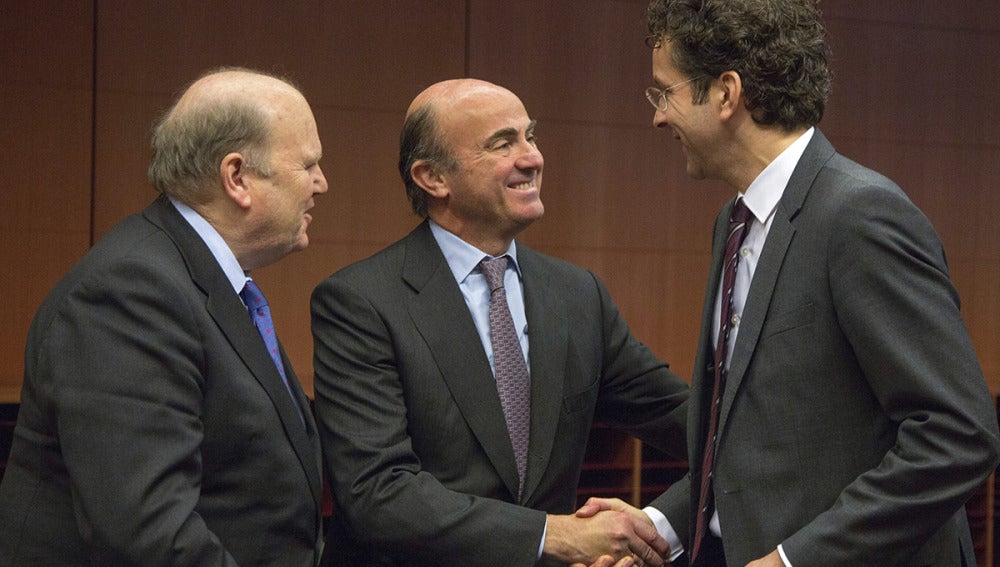 Luis de Guindos conversa con el presidente del Eurogrupo, Jeroen Dijsselbloem.