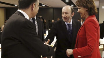 Rubalcaba saluda al presidente del parlamento navarro, Alberto Catalán.