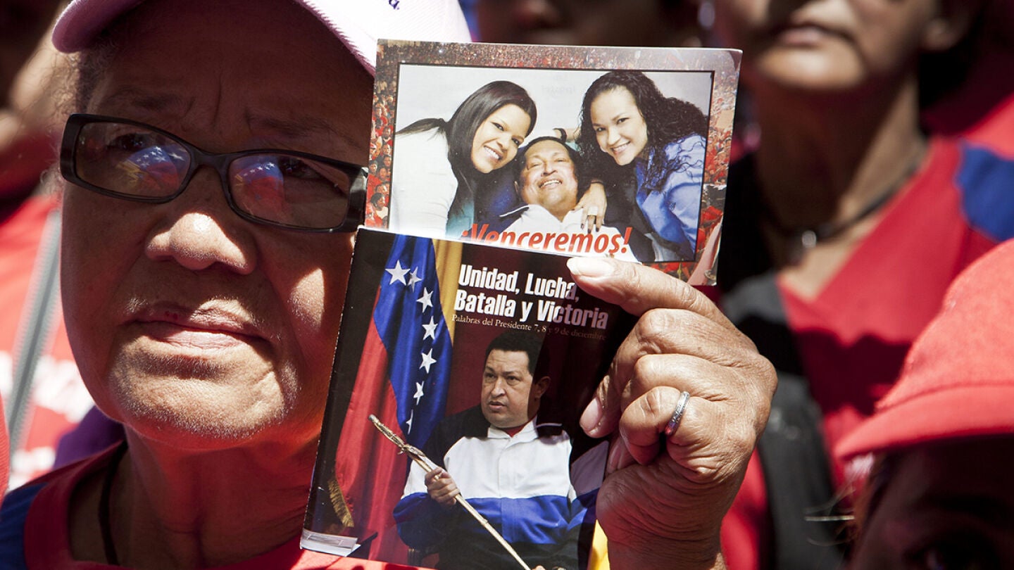 Un grupo de mujeres se re&uacute;ne en la plaza de Bol&iacute;var de Caracas.