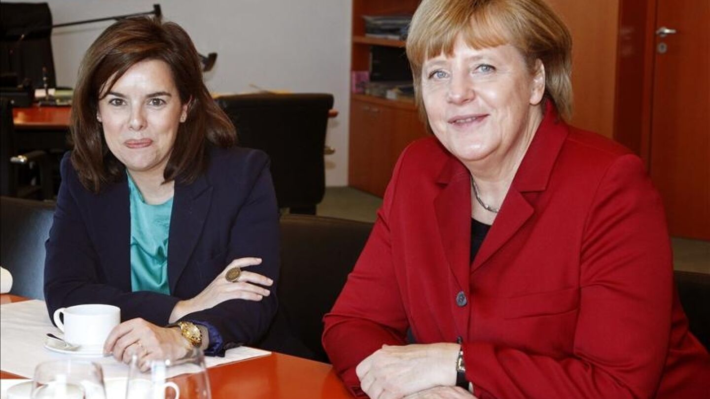 Soraya S&aacute;enz de Santamar&iacute;a junto a la canciller alemana, Angela Merkel, al final de su encuentro