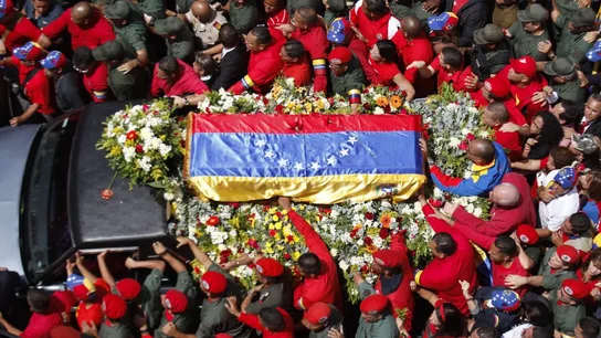 Los venezolanos acompañan al féretro de Chávez Los venezolanos acompañan al féretro de Chávez