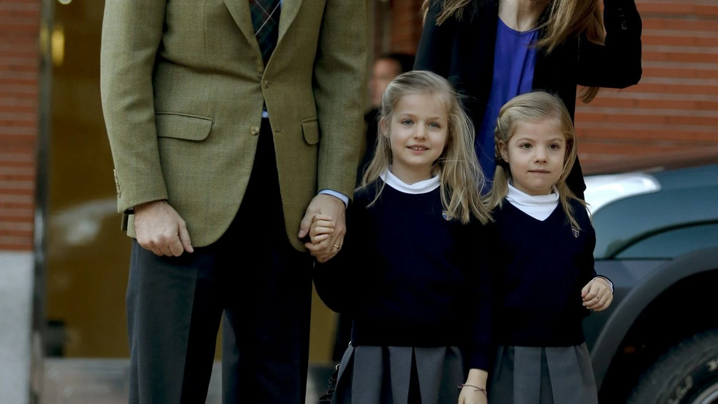 Los Príncipes visitan al Rey con sus hijas Los Príncipes visitan al Rey con sus hijas