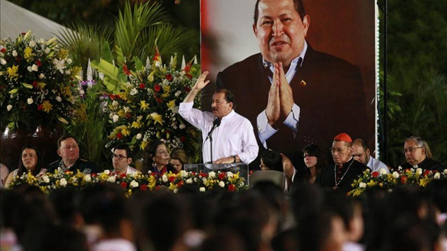 Daniel Ortega, durante un homenaje p&oacute;stumo a Ch&aacute;vez en Nicaragua.