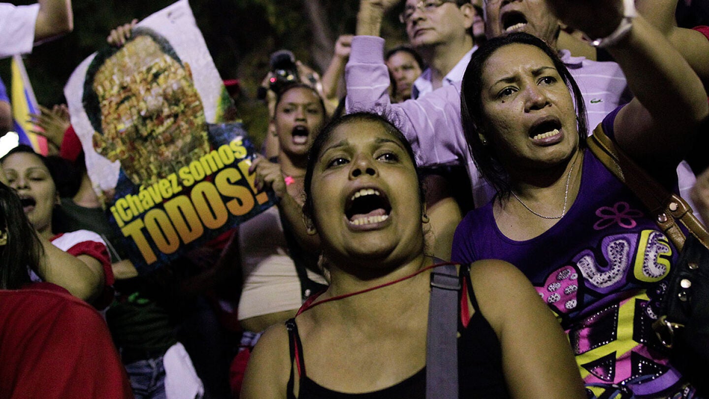 Seguidores del presidente venezolano en la plaza Bol&iacute;var