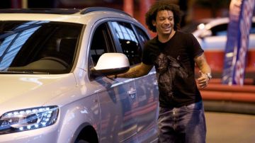 El futbolista Marcelo junto a un coche de alta gama
