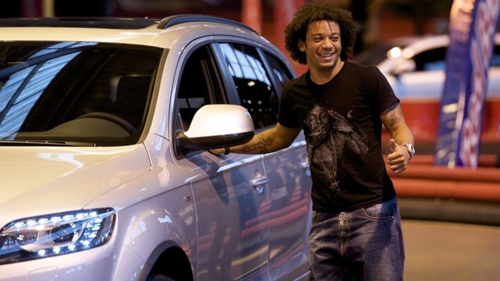 El futbolista Marcelo junto a un coche de alta gama