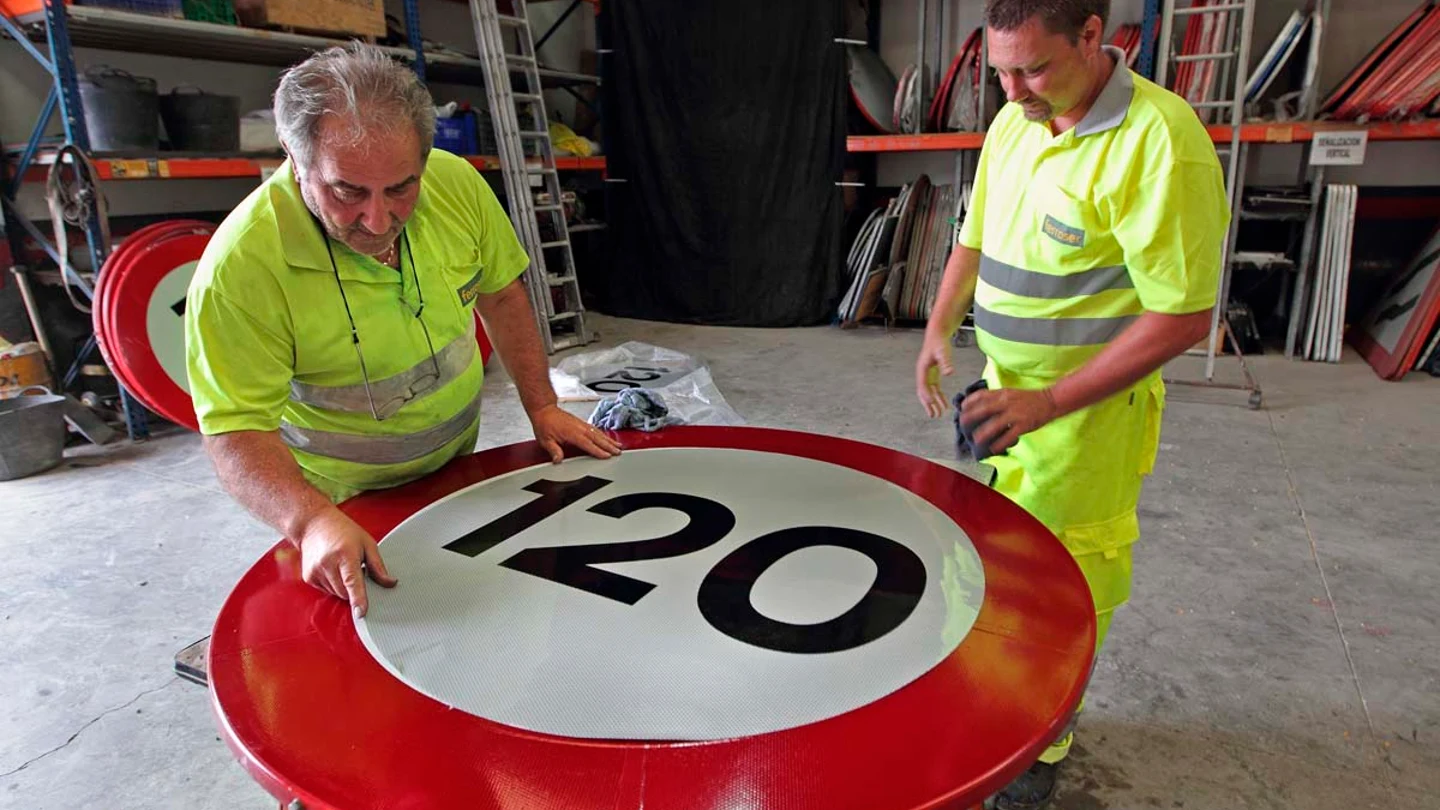 Una señal de limitación de velocidad a 120km/h. Una señal de limitación de velocidad a 120km/h.