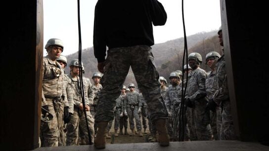  Soldados estadounidenses en Corea del Sur en un curso de entrenamiento de asalto a&eacute;reo.