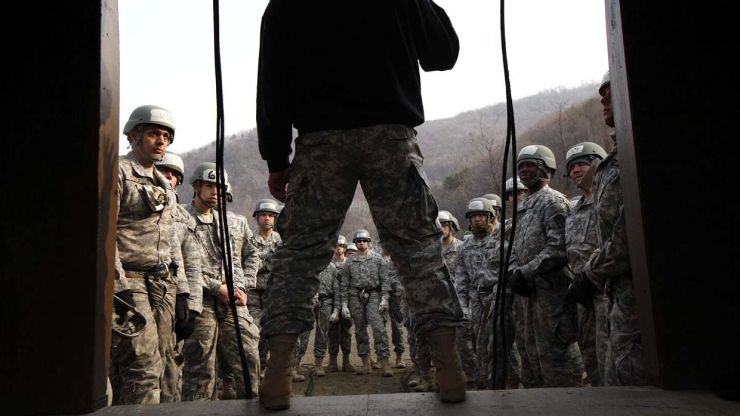  Soldados estadounidenses en Corea del Sur en un curso de entrenamiento de asalto a&eacute;reo.