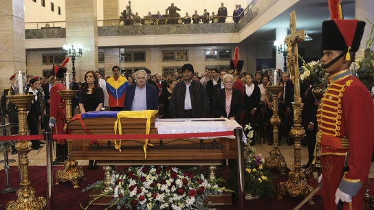 Cristina Fern&aacute;ndez, Jos&eacute; Mujica y Evo Morales, en la capilla ardiente de Hugo Ch&aacute;vez.