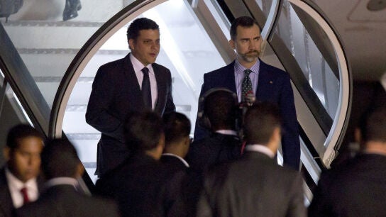 El pr&iacute;ncipe Felipe a su llegada a Venezuela para asistir al funeral de Ch&aacute;vez.