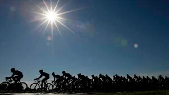 Imagen de un pelotón ciclista Imagen de un pelotón ciclista