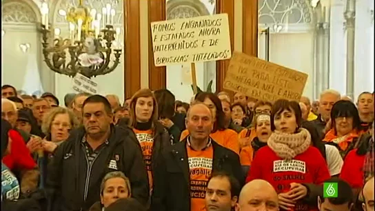 Los afectados por las preferentes en Galicia arremeten contra los alcaldes del PP Los afectados por las preferentes en Galicia arremeten contra los alcaldes del PP