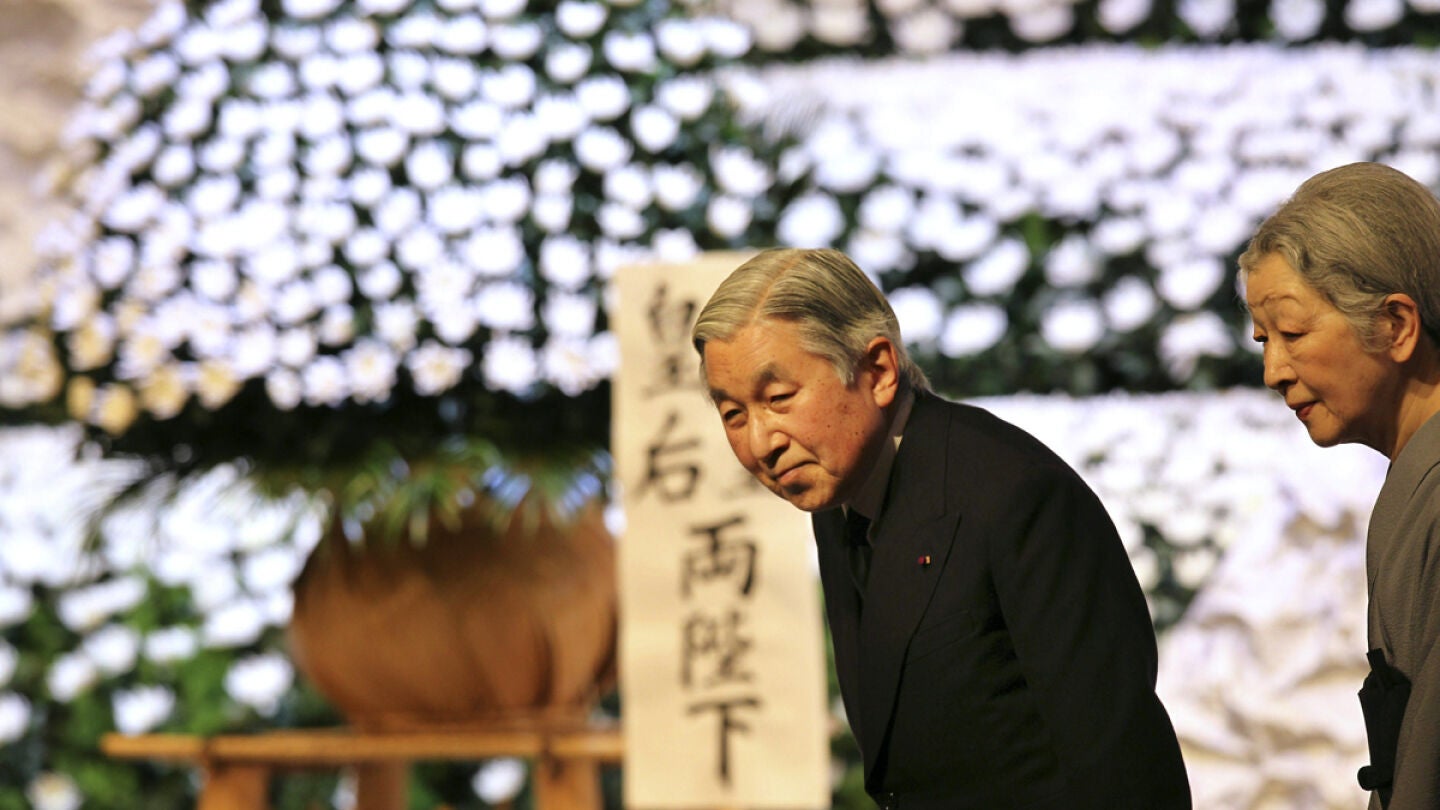 El emperador japon&eacute;s Akihito y su mujer llegan a la ceremonia en conmemoraci&oacute;n.