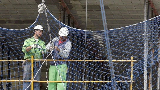 En la imagen, varios trabajadores de la construcción En la imagen, varios trabajadores de la construcción