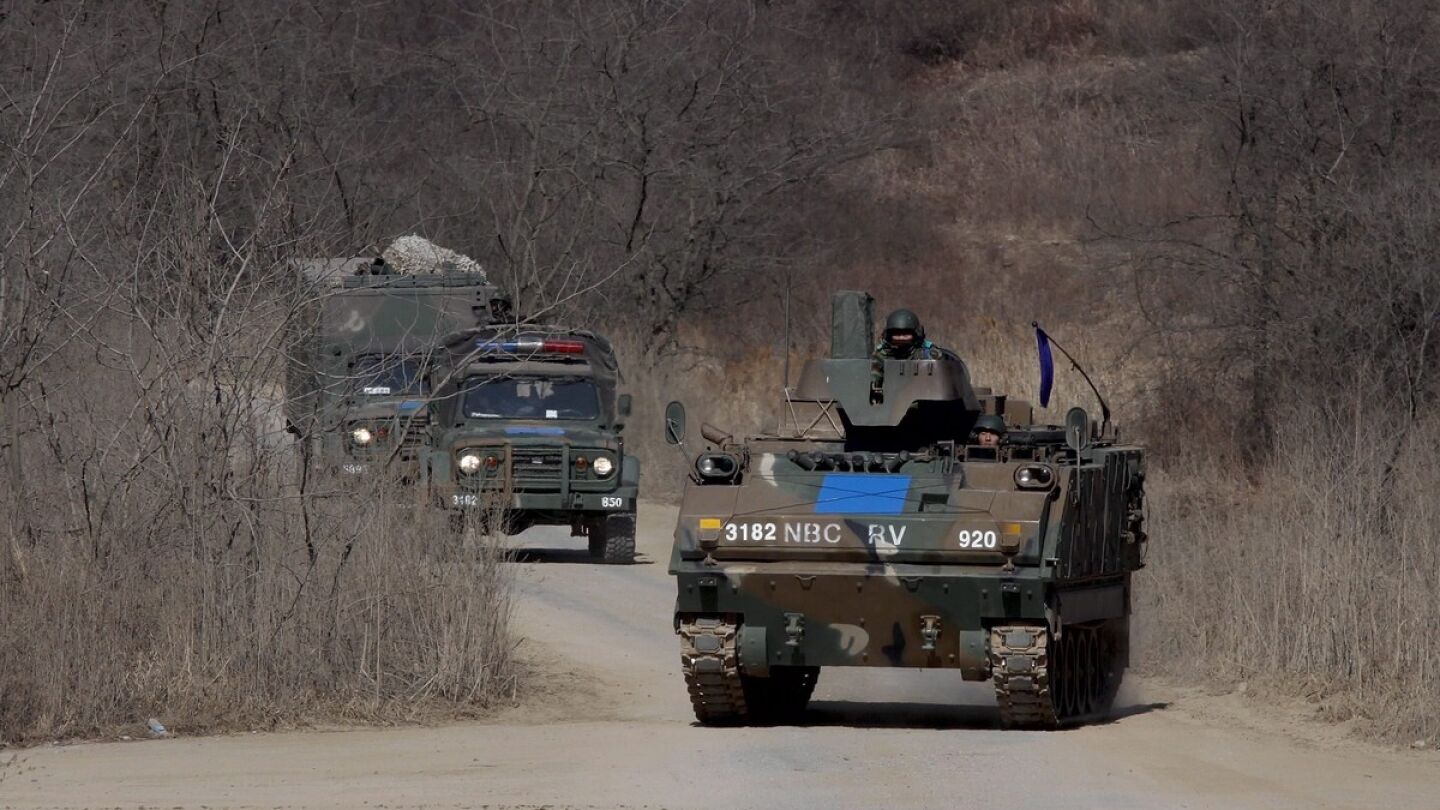 Veh&iacute;culos blindados del ej&eacute;rcito surcoreano efect&uacute;an maniobras