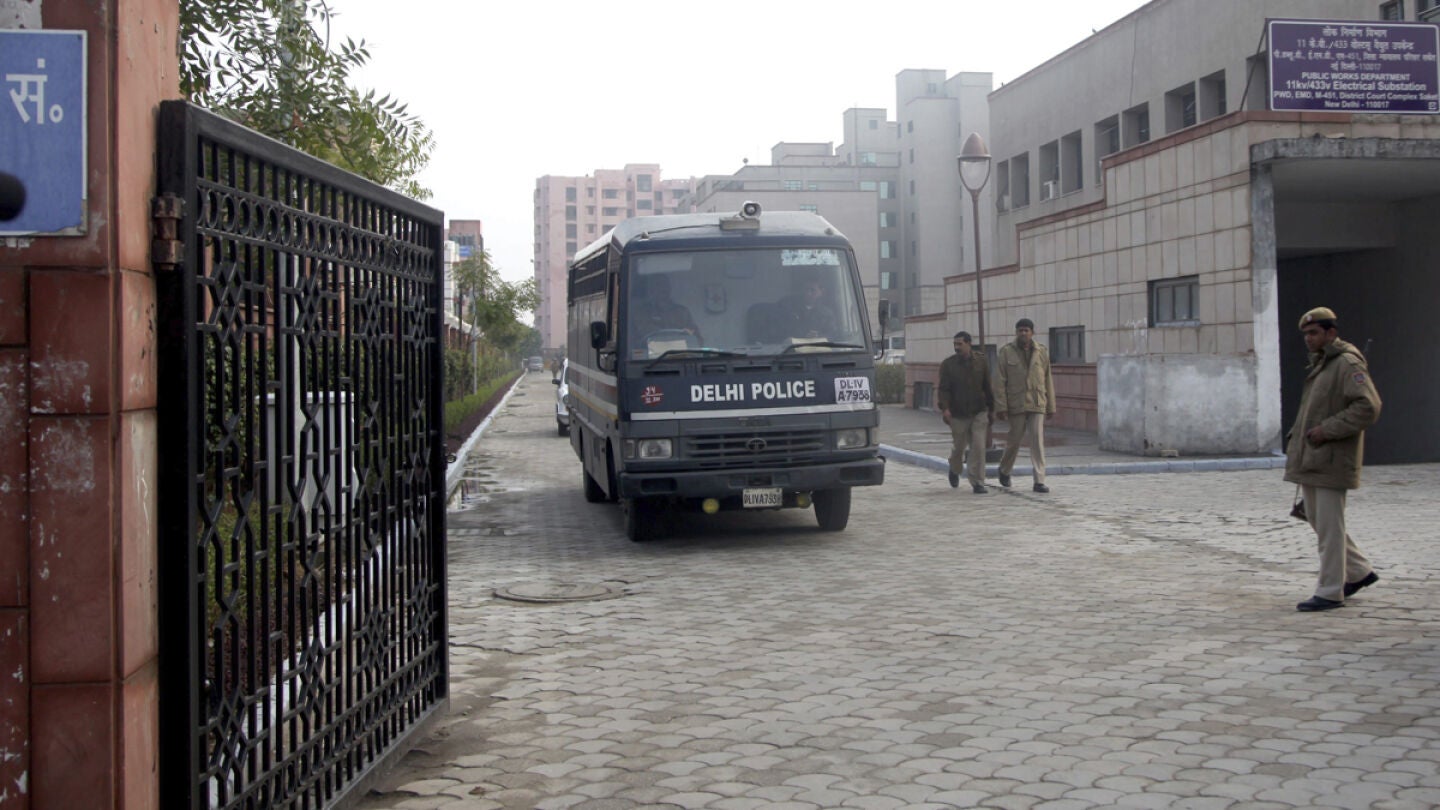 Llegada del furg&oacute;n policial con los cinco acusados de violaci&oacute;n al tribunal en Nueva Delhi.