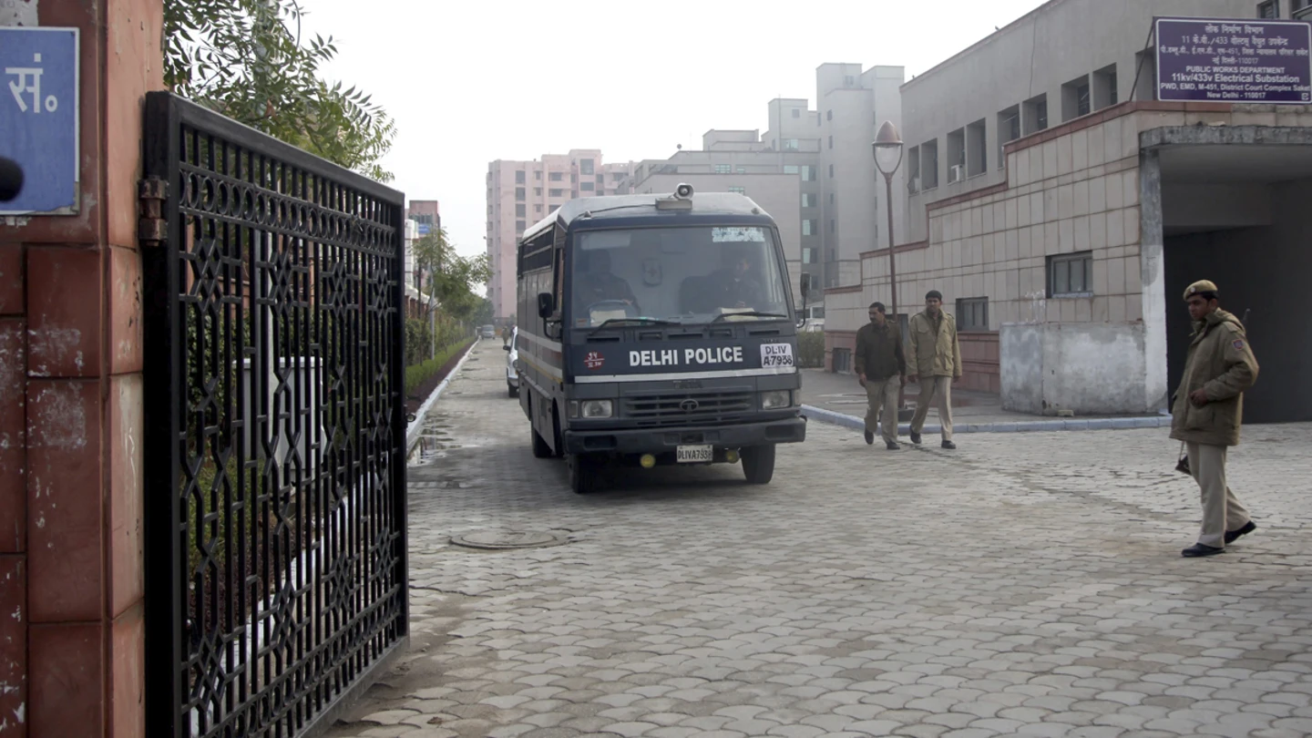 Llegada del furgón policial con los cinco acusados de violación al tribunal en Nueva Delhi. Llegada del furgón policial con los cinco acusados de violación al tribunal en Nueva Delhi.