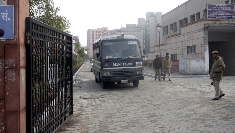 Llegada del furgón policial con los cinco acusados de violación al tribunal en Nueva Delhi.
