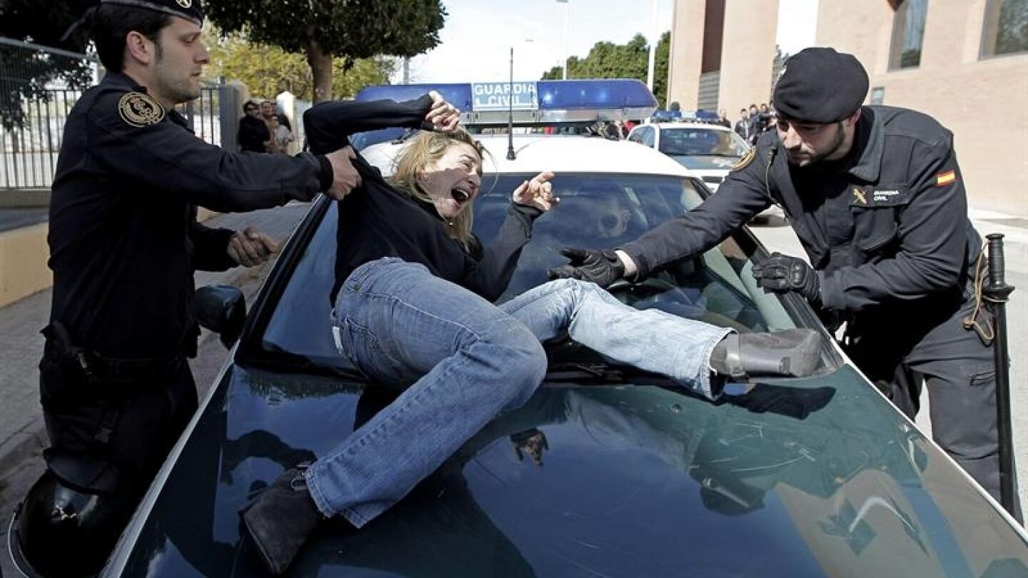 Isabel Monr&oacute;s explota ante la Guardia Civil