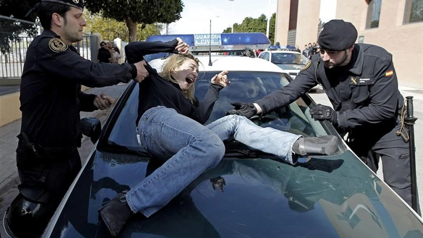 Isabel Monrós explota ante la Guardia Civil Isabel Monrós explota ante la Guardia Civil