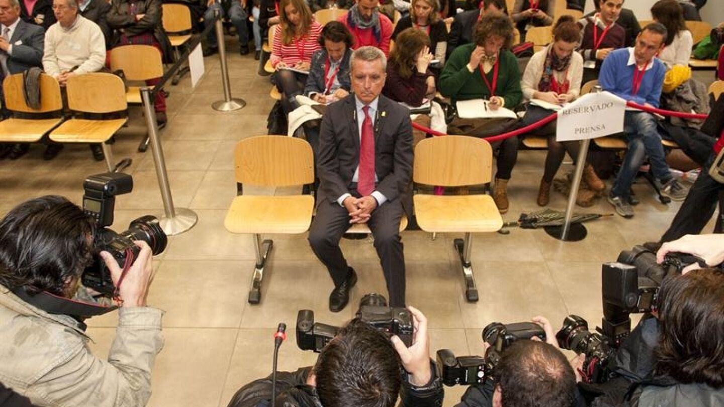 Ortega Cano se sienta en el juzgado