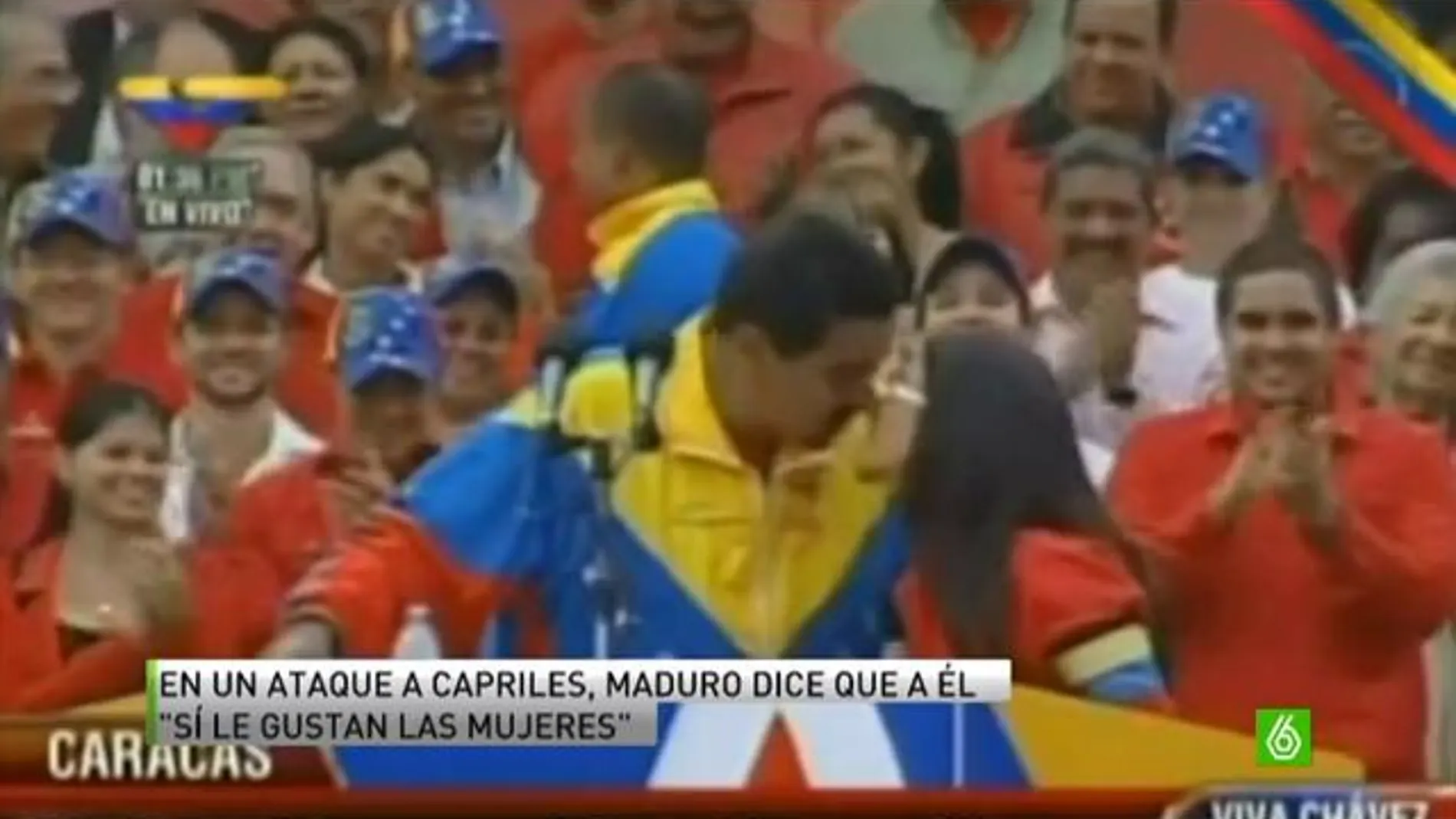 Nicolás Maduro, besa a su mujer durante un mitín de la campaña electoral