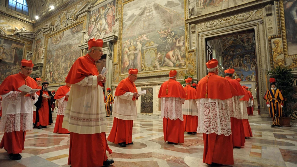 Los cardenales entran en la Capilla Sixtina